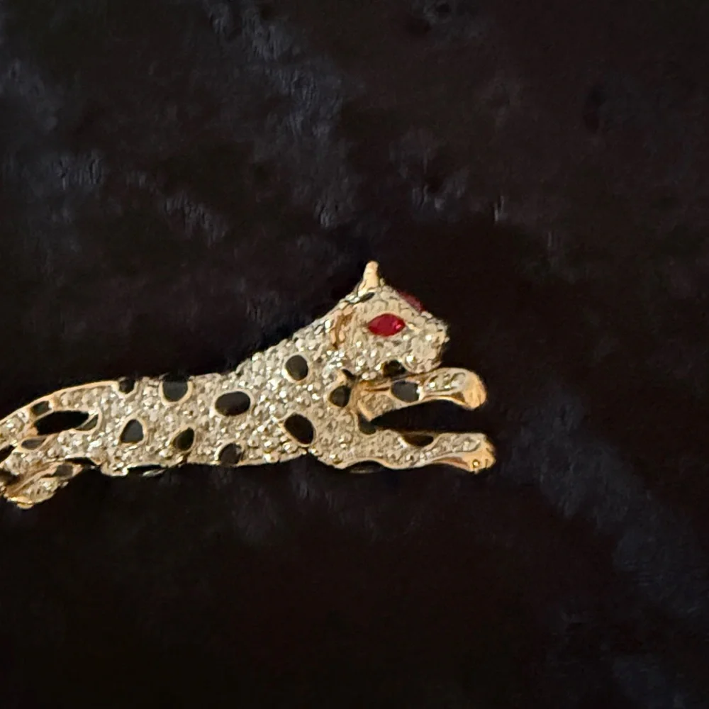 Leopard Bejeweled Pin Brooch - Picture 2 of 6